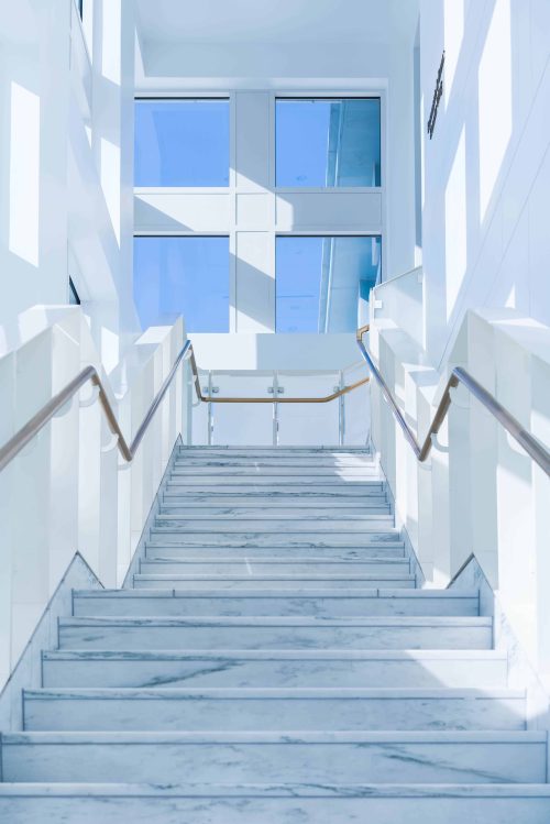 schody prowadzące do pięknego miejsca pokazują, że projektowanie stron www to proces z dobrą przyszłością